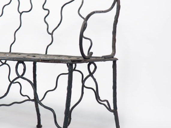 Banc de jardin XXème en fer forgé et tôle. Dim : 93 x 151 x 53 cm.