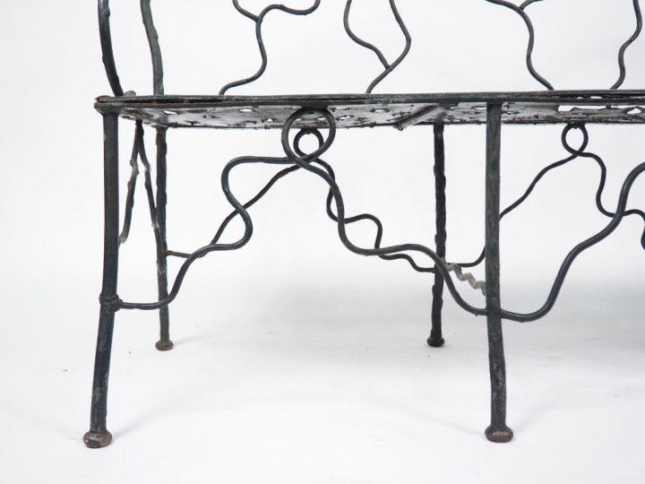 Banc de jardin XXème en fer forgé et tôle. Dim : 93 x 151 x 53 cm.