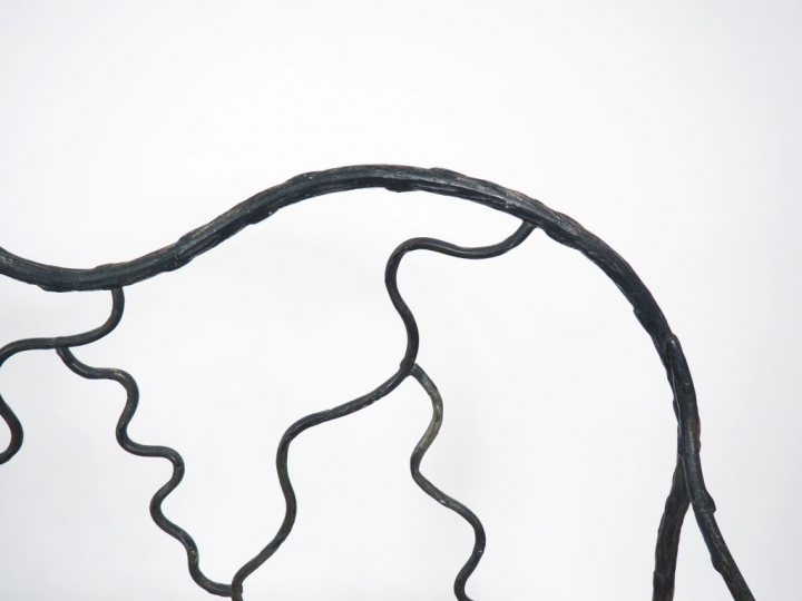 Banc de jardin XXème en fer forgé et tôle. Dim : 93 x 151 x 53 cm.