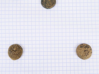 Vente aux enchères Amisos (Pont), lot de trois tétrachalques. A/ Egide à tête de Gorgone 