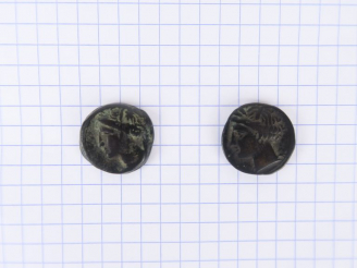 Vente aux enchères Lot de deux monnaies en bronze de Carthage. A/ Tête de Tanit, R/ Proto
