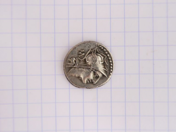 République romaine, Junia (91 av. J.-C.), denier, A/ Tête casquée de R