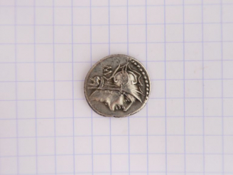 Vente aux enchères République romaine, Junia (91 av. J.-C.), denier, A/ Tête casquée de R