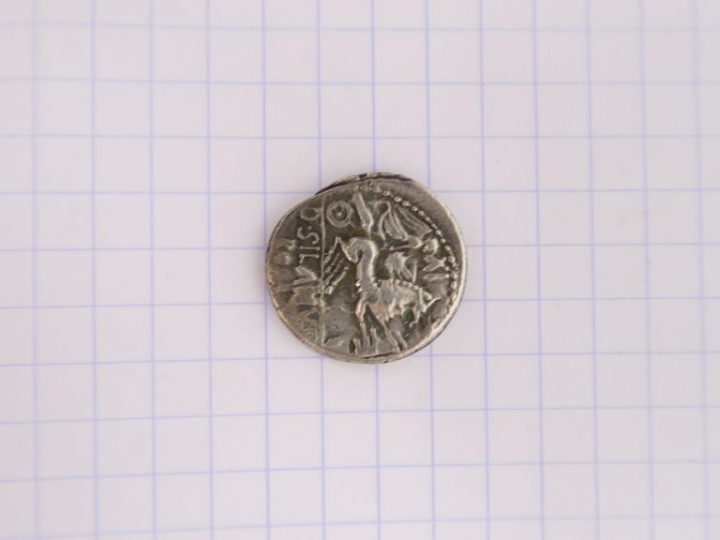 République romaine, Junia (91 av. J.-C.), denier, A/ Tête casquée de R