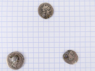 Vente aux enchères République romaine, lot de trois deniers troués et bouchés. B.