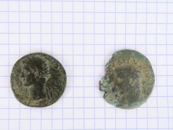 Auguste (+ 14 apr. J.-C.), lot de deux as de consécration frappé sous 