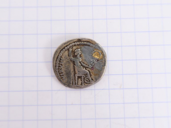 Tibère (14-37 apr. J.-C.), denier troué bouché, A/ TI CAESAR DIVI AVG 
