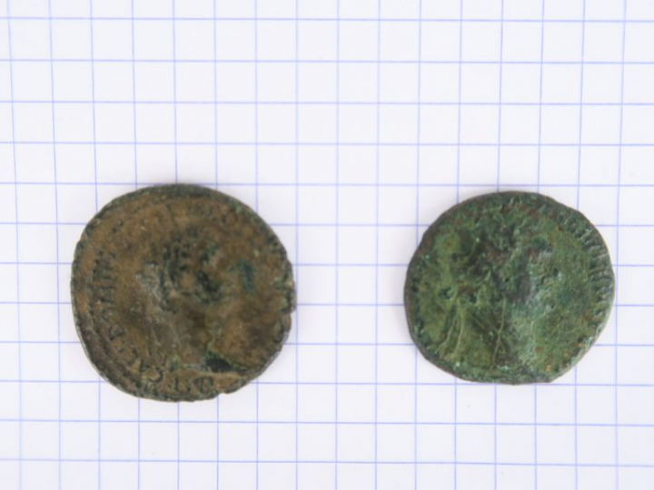 Domitien (81-96 apr. J.-C.), lot de deux as, R/ MONETA AVGVSTI et R/ V