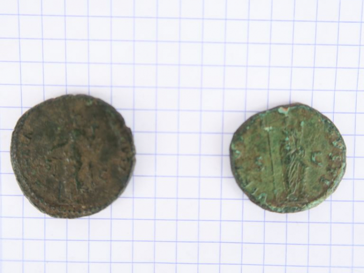 Domitien (81-96 apr. J.-C.), lot de deux as, R/ MONETA AVGVSTI et R/ V