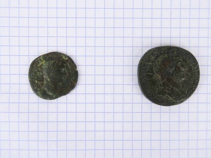 Hadrien (117-138 apr. J.-C.), lot de deux as, TB.