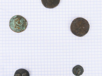 Vente aux enchères Julia Mamée, (+235 apr. J.-C.), lot de deux sesterces et deux petits b