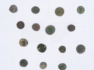 Vente aux enchères Lot de 16 monnaies romaines dont plusieurs de Licinius (308-324 apr. J