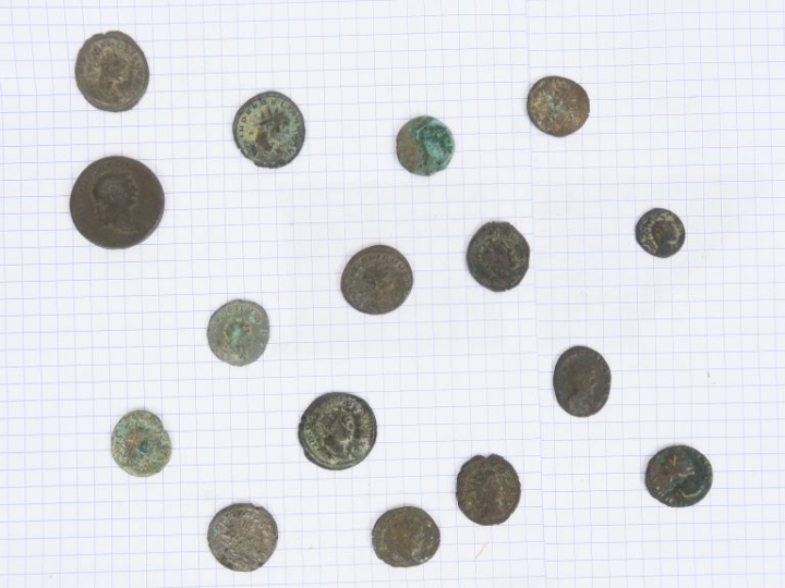 Lot de 15 monnaies romaines du Bas-Empire et un dupondius de Trajan (9