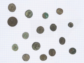 Vente aux enchères Lot de 15 monnaies romaines du Bas-Empire et un dupondius de Trajan (9
