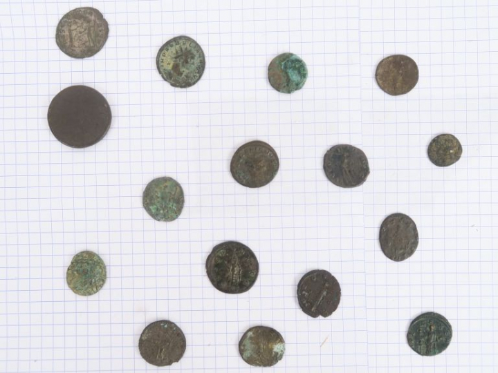 Lot de 15 monnaies romaines du Bas-Empire et un dupondius de Trajan (9