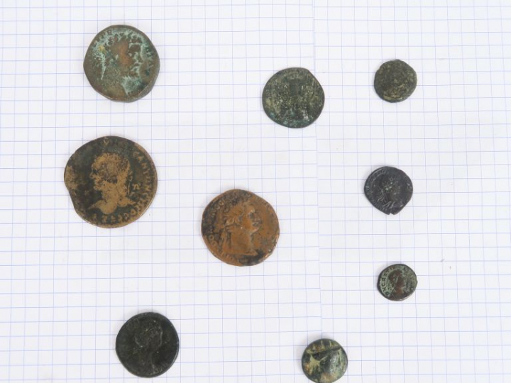 Lot de huit monnaies antiques et une médiévale. B-TB.