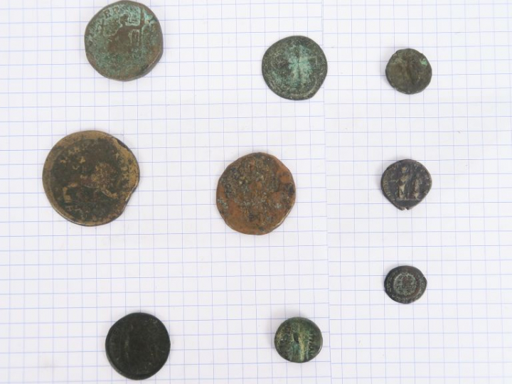 Lot de huit monnaies antiques et une médiévale. B-TB.