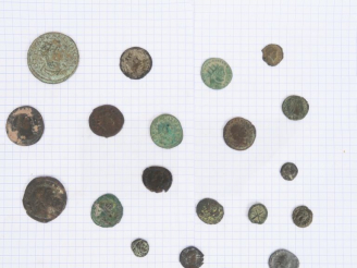 Vente aux enchères Lot de 20 monnaies romaines. B-TB