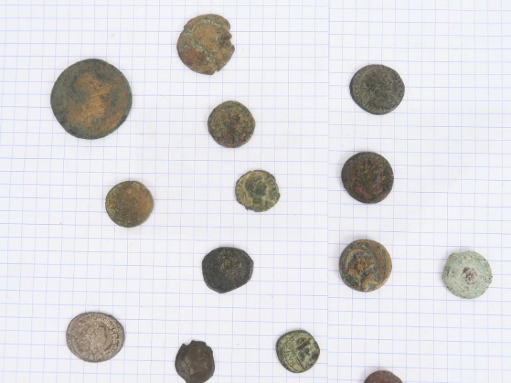 Lot de 14 monnaies antiques dont monnayages civiques. B-TB.