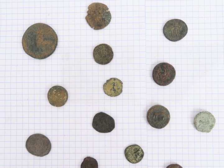 Lot de 14 monnaies antiques dont monnayages civiques. B-TB.