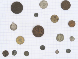 Vente aux enchères Lot de 14 monnaies et médailles allant de la période médiévale à la pé