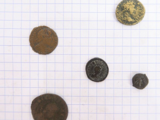 Vente aux enchères Lot de cinq monnaies antiques dont Arcadius (383-408 apr. J.-C.). B-TB