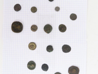 Vente aux enchères Lot de 16 monnaies grecques et romaines dont Agrigente. B-TB.