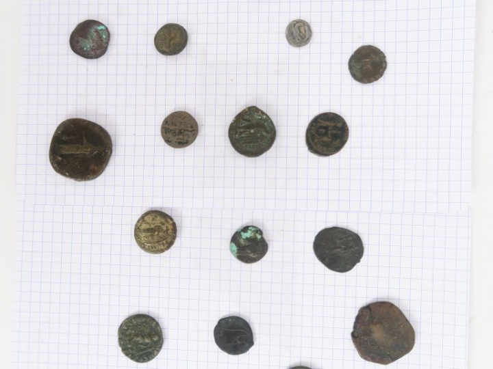 Lot de 16 monnaies grecques et romaines dont Agrigente. B-TB.