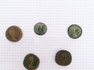 Vente aux enchères Lot de cinq monnaies romaines dont deux as de Nîmes. B-TB.