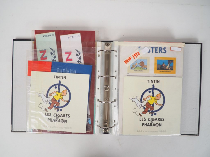 Classeur avec documents sur Tintin et Hergé comme publicité, programme