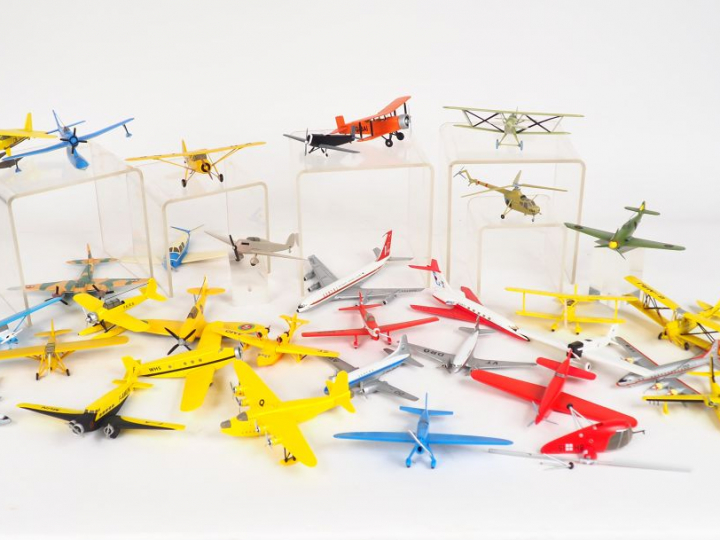 37 En Avion TINTIN : 33 Livrets (1 à 33) + 33 Figurines (32 socles et 