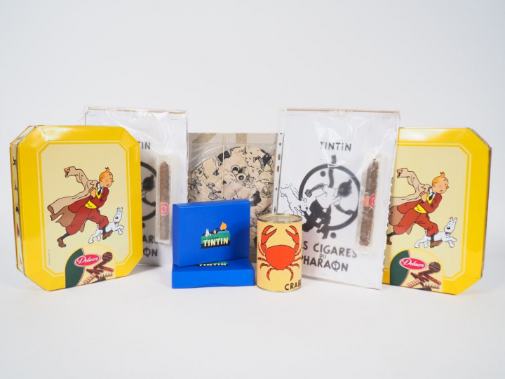 Superbe lot comprenant : 1 sac en voiture Tintin, 2 boites jeu de cart