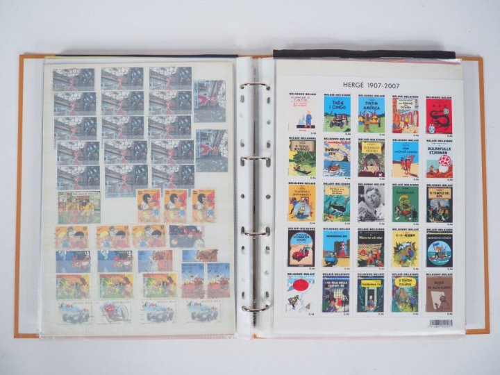 1 CLASSEUR ENTIER DE TIMBRES DE DIFFERENTES SORTES ET DE CARTES POSTAL