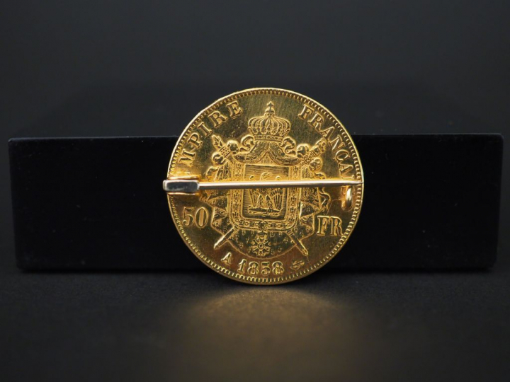 Broche or pièce de 50 Francs. Poids : 16,80 g