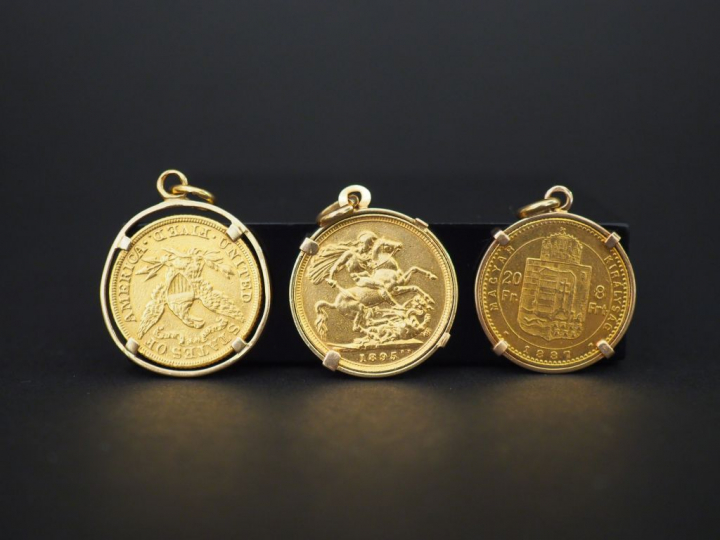 3 pièces en or montées en pendentif : - 1 pièce de 5 dollars - 1 pièce