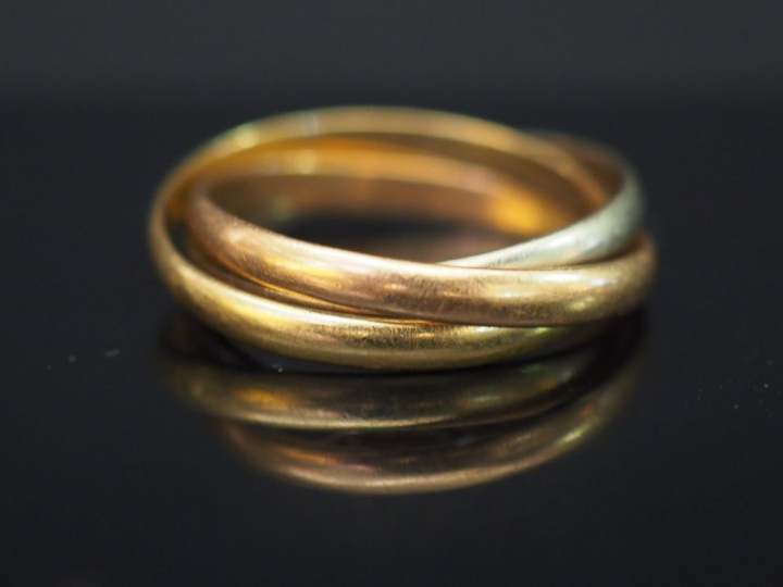Bague trois anneaux trois tons d'or.  TDD. 61 Poids. 6,20 g