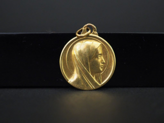 Vente aux enchères Médaille de baptême en or jaune, figurant la Sainte Vierge. Poids. 3,8