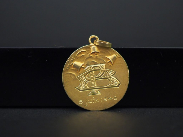 Médaille de baptême en or jaune, à décor d'un angelot.  Diam. 2,2 cm P