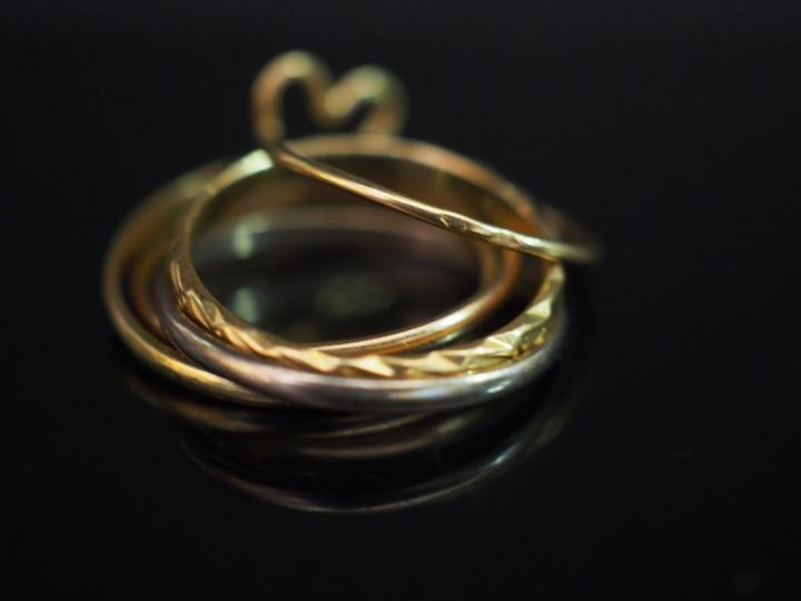 Alliances et montures or. Poids : 4,50 g