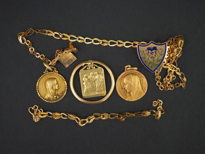 Lot d'or comprenant des chaines et médailles. Poids : 20 g