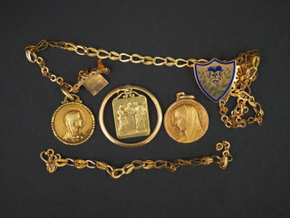 Vente aux enchères Lot d'or comprenant des chaines et médailles. Poids : 20 g