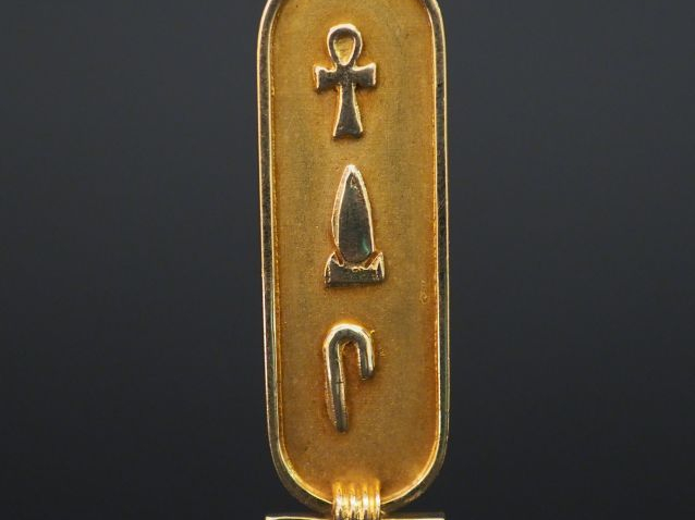 Pendentif de style égyptien en or. Poids : 5 g