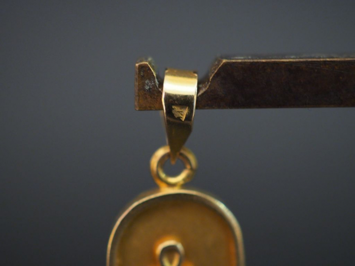 Pendentif de style égyptien en or. Poids : 5 g