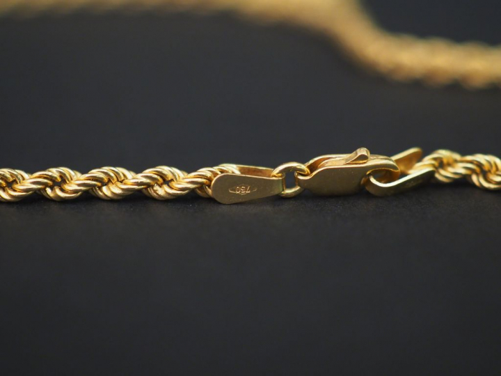 Collier en or, maille torsadée Poids : 8,10 g