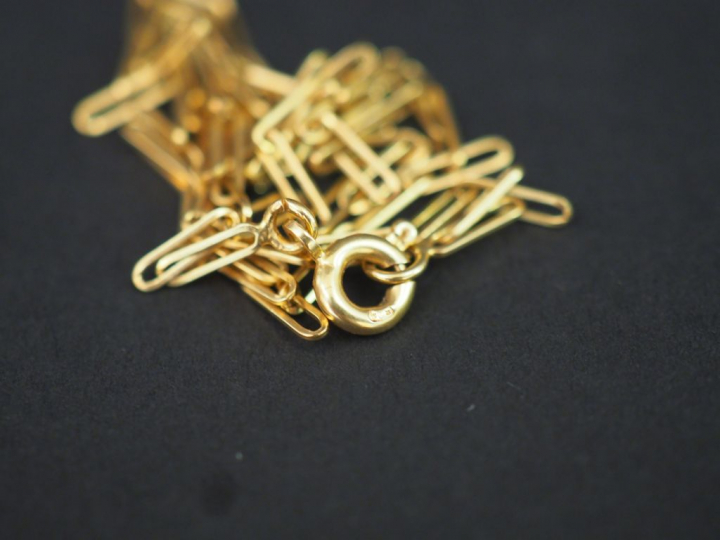 Collier en or maillons rectangulaires. Poids : 3 g