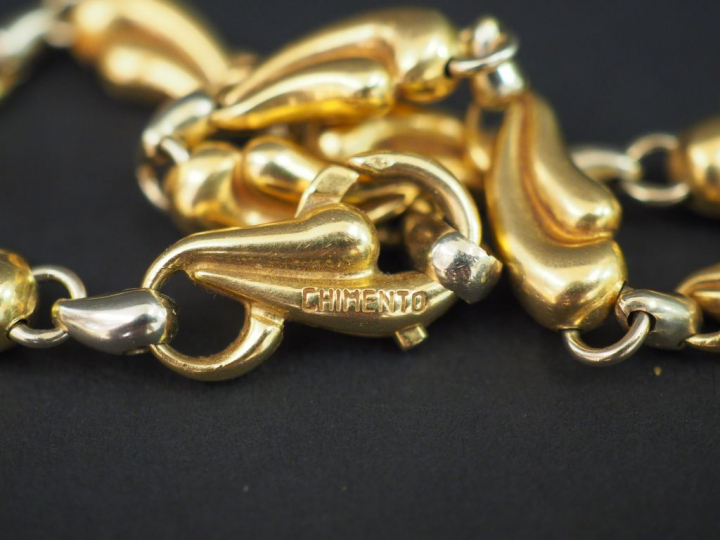 Collier Chimento en or à décor de volutes. Poids : 20,50 g