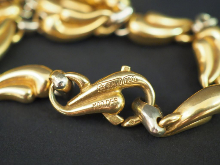 Collier Chimento en or à décor de volutes. Poids : 20,50 g