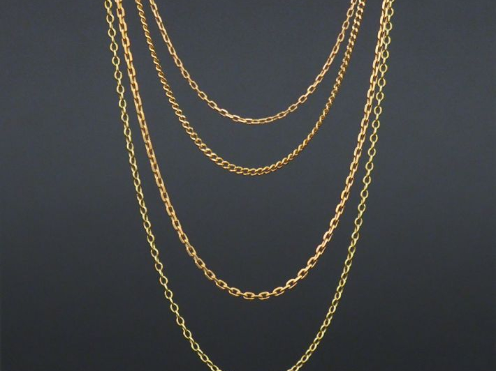 4 colliers en or. Poids : 13,50 g