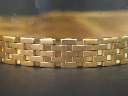 Petit bracelet tank en or.  Poids : 20,64 g