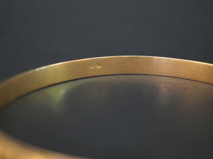 Bracelet en or gravé. Poids : 14 g
